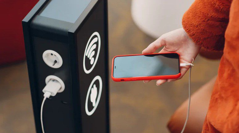 ۵ وسیله خطرناک که هرگز نباید به پورت USB گوشی وصل کنید 15 ۵ وسیله خطرناک که هرگز نباید به پورت USB گوشی وصل کنید