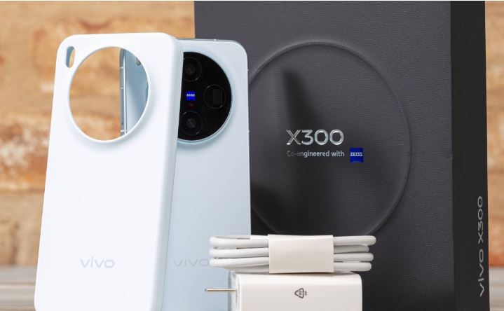 vivo X300 با دوربین ۲۰۰ مگاپیکسلی از راه رسید؛ خداحافظی با گوشیهای کوچک 16 vivo X300 با دوربین ۲۰۰ مگاپیکسلی از راه رسید؛ خداحافظی با گوشیهای کوچک