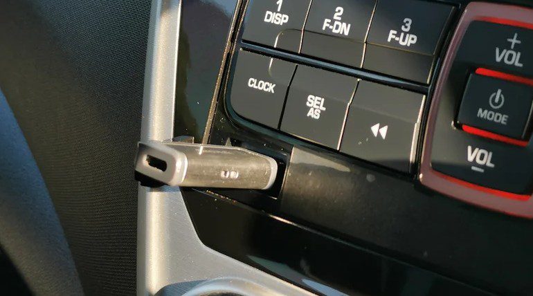 ۴ وسیله‌ای که هرگز نباید به پورت USB خودروی خود وصل کنید