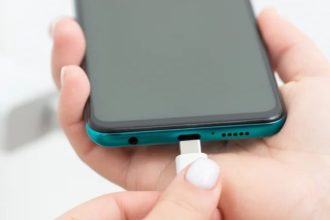 ۵ وسیله‌ای که هرگز نباید به پورت USB گوشی وصل کنید