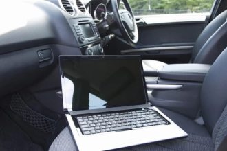 لپ‌تاپ را در خودرو جا نگذارید؛ دلایل مهم و خطرات پنهان