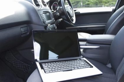 لپ‌تاپ را در خودرو جا نگذارید؛ دلایل مهم و خطرات پنهان